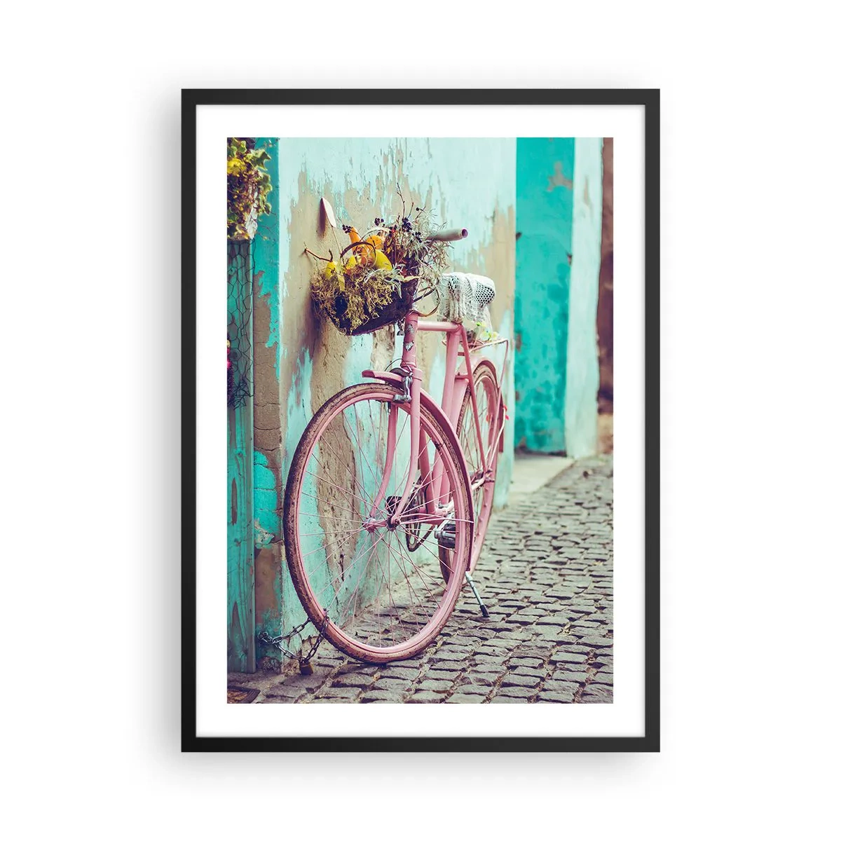 Poster în ramă neagră - O bicicletă roz cu un coș pe o stradă rustică - 50x70cm - Mă întorc imediat - Decorațiune modernă pentru perete pentru living și dormitor ARTTOR