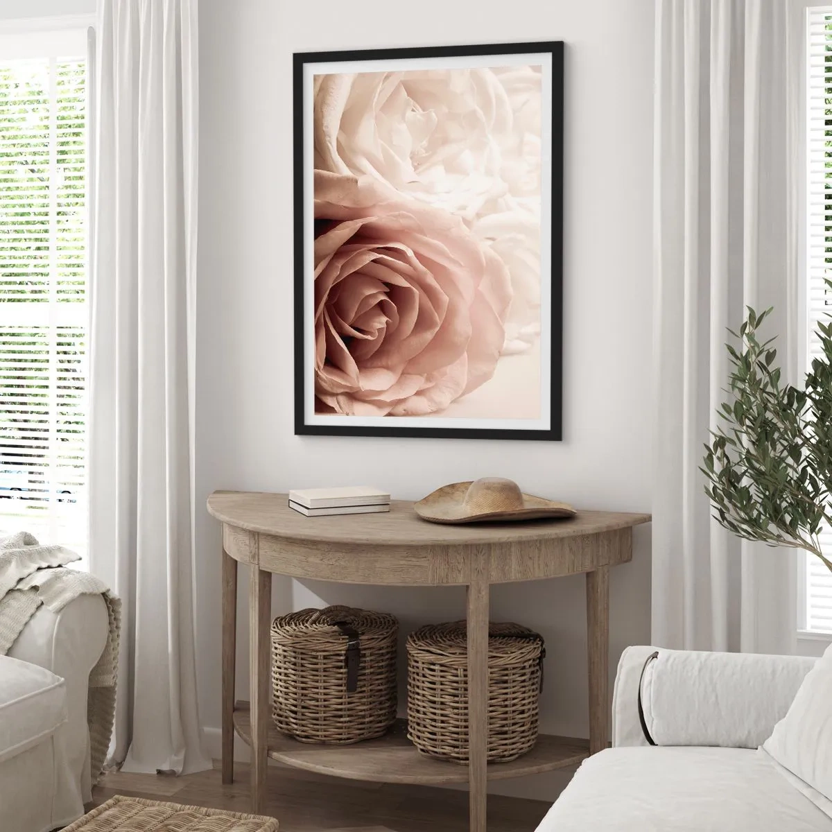Poster în ramă neagră - Prim-plan cu trandafiri crem delicați - 50x70cm - În inima unui trandafir - Decorațiune modernă pentru perete pentru living și dormitor ARTTOR