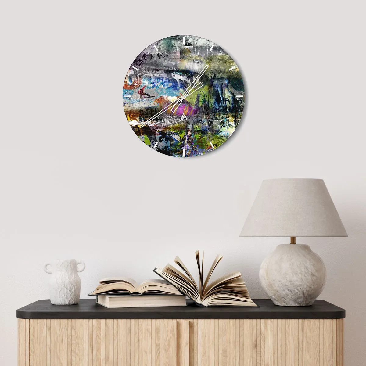 Ceas de perete - Ceas pe sticlă - Colaj abstract în diverse culori cu inscripții - 30x30cm - Colaj de amintiri - Decorațiune modernă pentru perete pentru living, bucătărie și dormitor ARTTOR