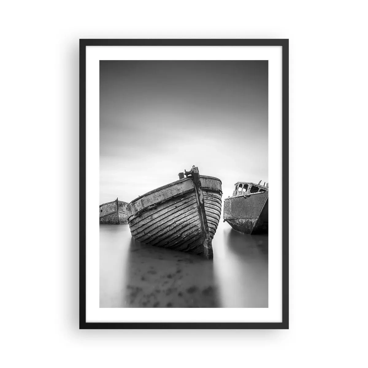 Poster în ramă neagră - Fotografie alb-negru cu bărci vechi pe ape calme - 50x70cm - Acum sunt doar amintiri... - Decorațiune modernă pentru perete pentru living și dormitor ARTTOR