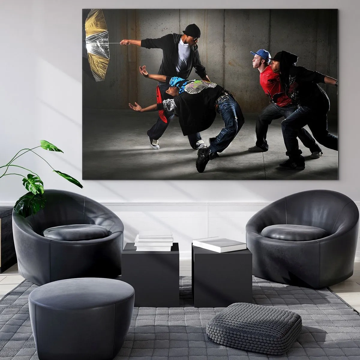 Tablou pe sticlă - Un grup de dansatori într-o poză dinamică pe un fundal industrial. - 70x50cm - Dansând cu vântul străzii - Decorațiune modernă pentru perete pentru living și dormitor ARTTOR