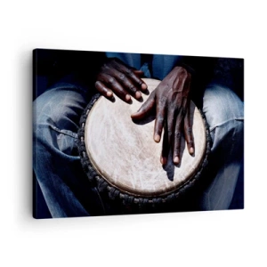 Tablou pe pânză Canvas - Mâini cântând la o tobă djembe într-o compoziție dinamică - 70x50cm - Trăiește în ritmul tău - Decorațiune modernă pentru perete pentru living și dormitor ARTTOR