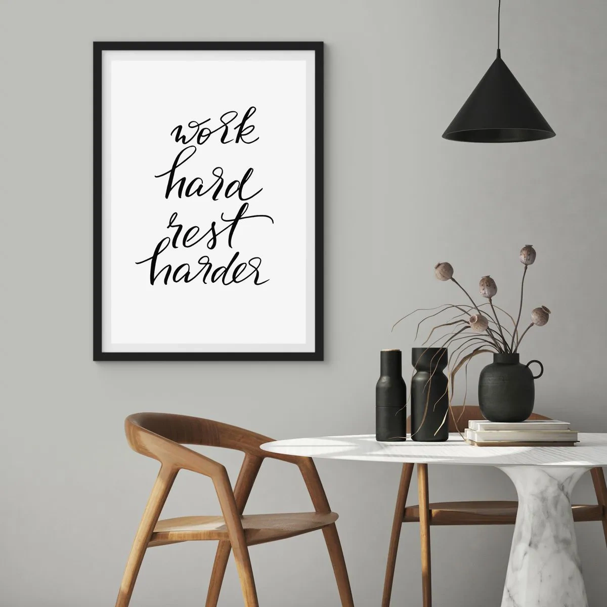 Poster în ramă neagră - Inscripție motivațională „Muncește din greu, odihnește-te mai mult” pe fundal alb - 50x70cm - Echilibrul vieții - Decorațiune modernă pentru perete pentru living și dormitor ARTTOR