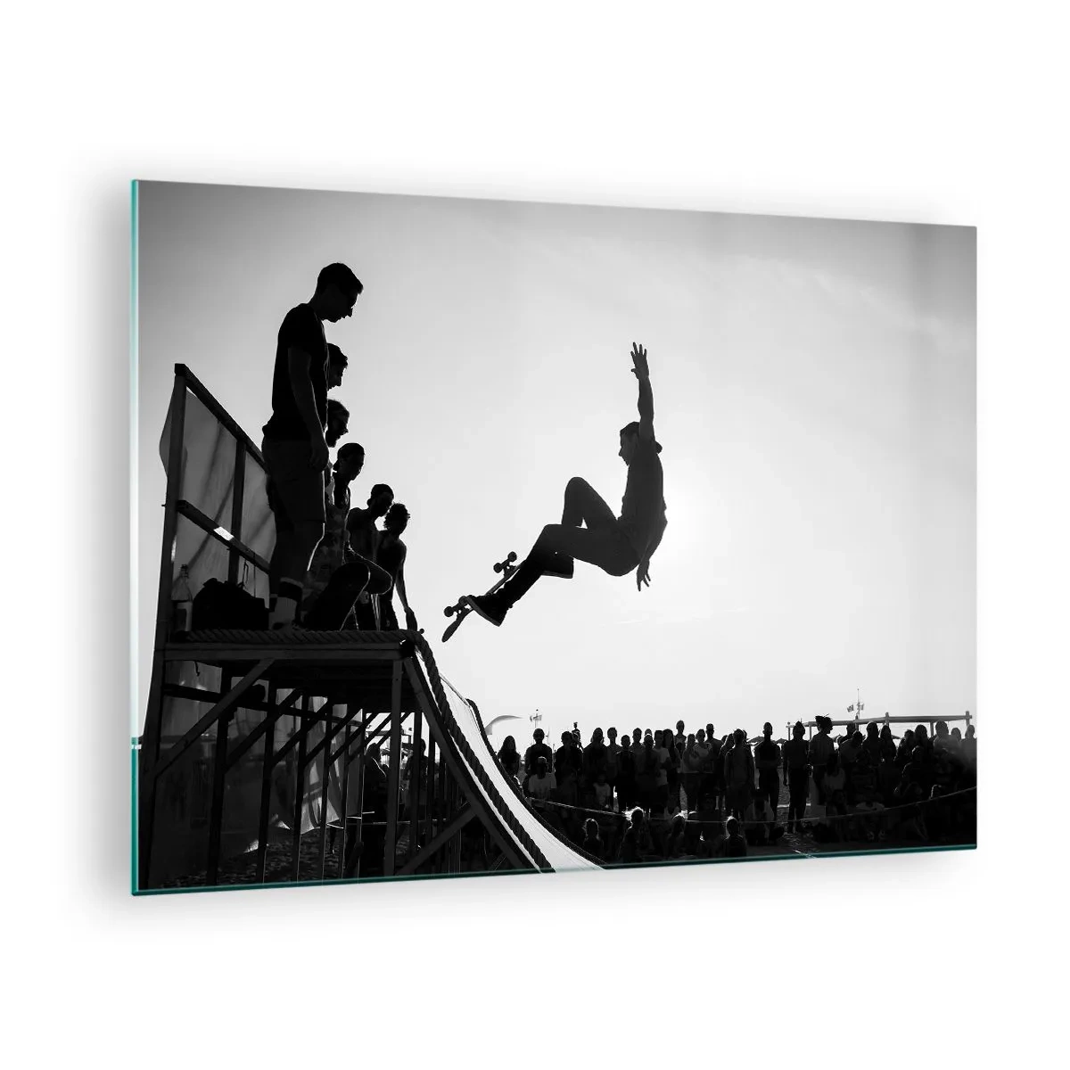 Tablou pe sticlă - Patinator alb-negru în aer - 70x50cm - Eroi și spectatori - Decorațiune modernă pentru perete pentru living și dormitor ARTTOR
