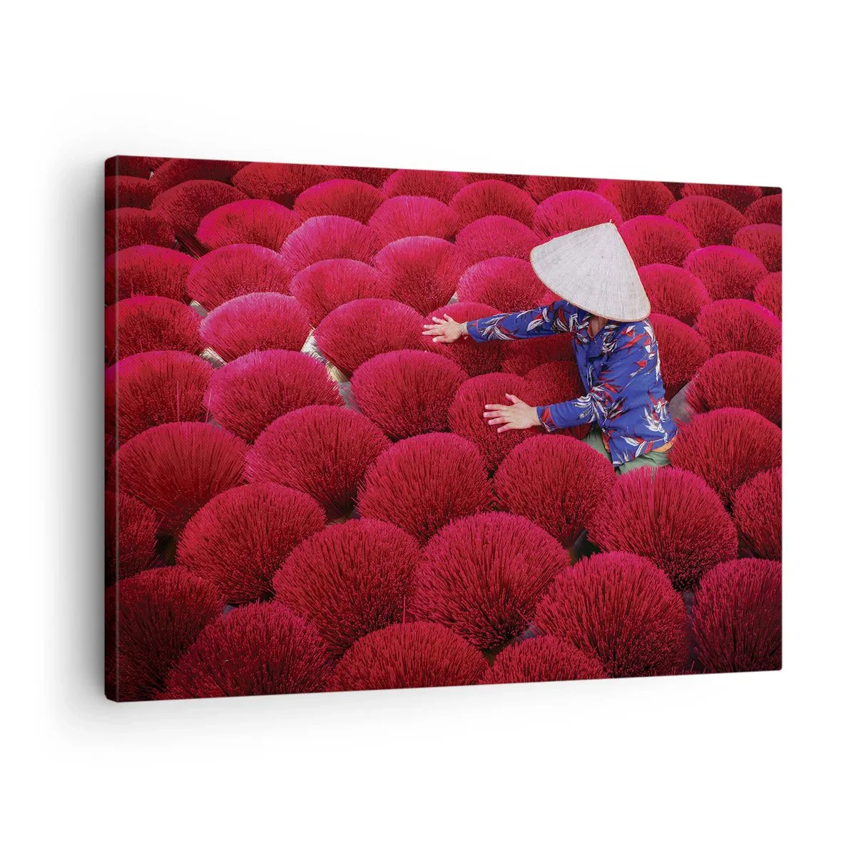 Tablou pe pânză Canvas - O femeie purtând o pălărie tradițională printre bețișoare roșii de tămâie - 70x50cm - Într-un câmp de orez - Decorațiune modernă pentru perete pentru living și dormitor ARTTOR
