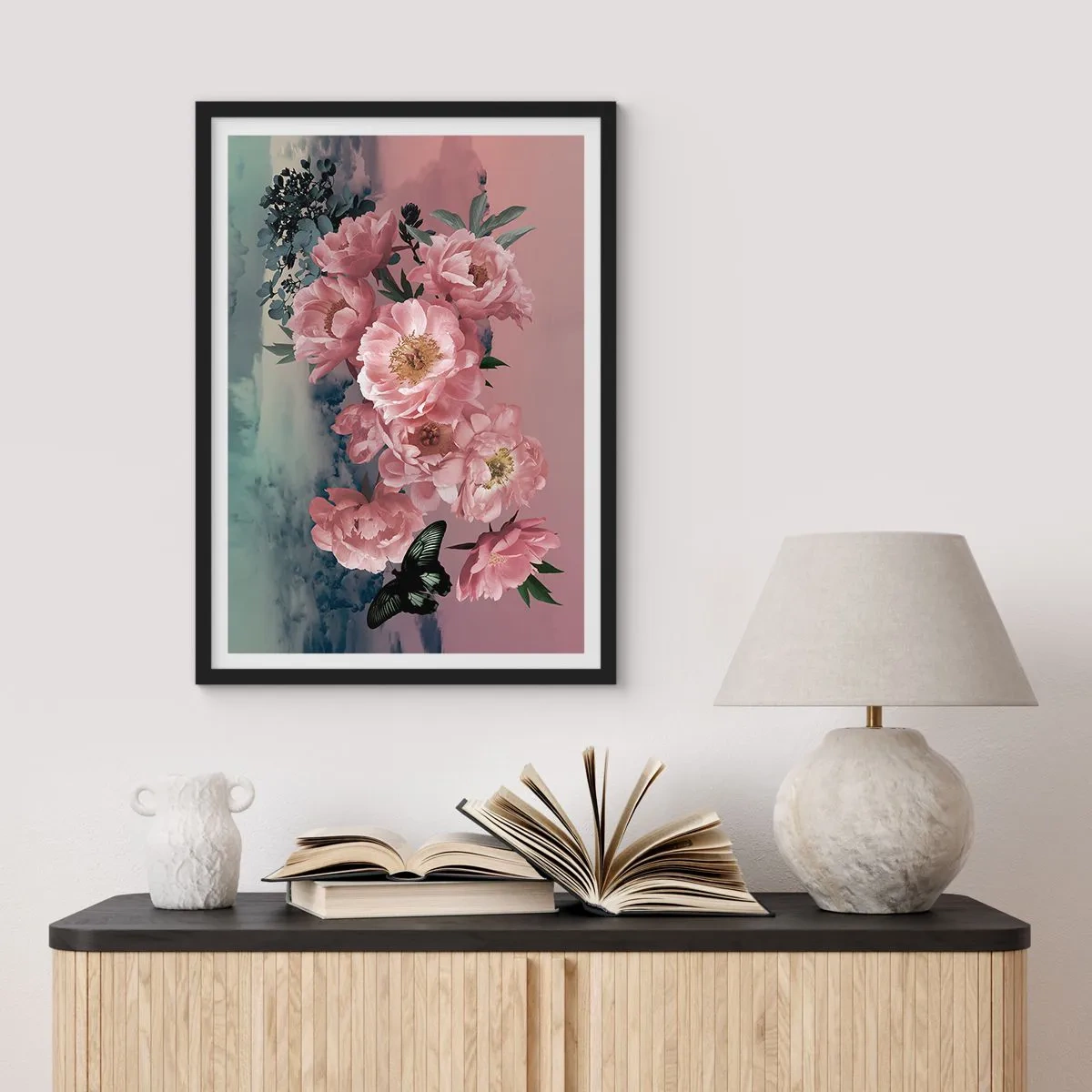Poster în ramă neagră - O compoziție romantică de flori și un fluture în culori pastelate. - 50x70cm - Apogeul romantismului - Decorațiune modernă pentru perete pentru living și dormitor ARTTOR