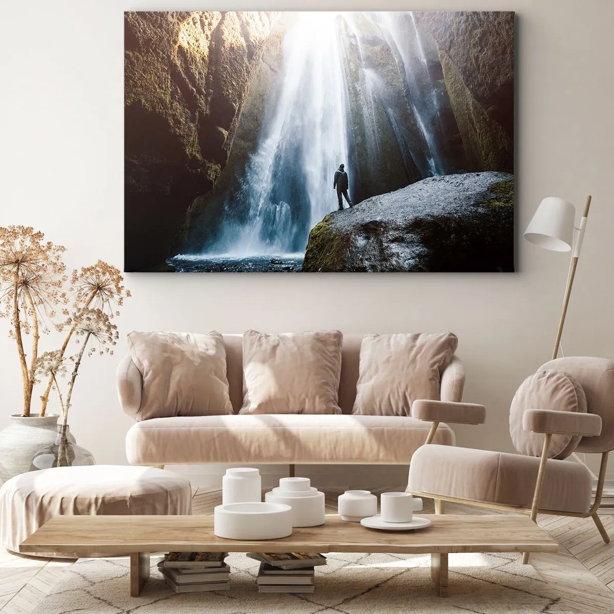 Tablou pe pânză Canvas - O figură pe fundalul unei cascade maiestuoase într-un defileu stâncos - 70x50cm - Restabilirea proporțiilor - Decorațiune modernă pentru perete pentru living și dormitor ARTTOR