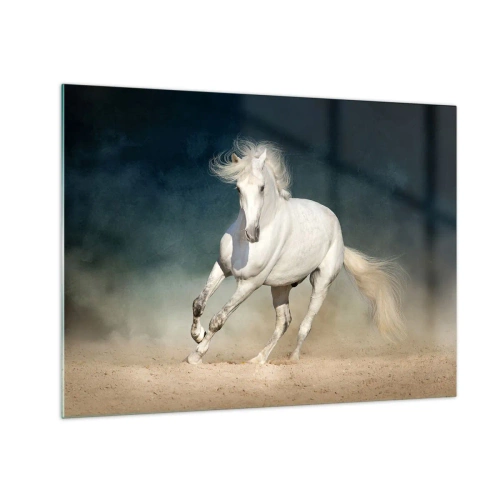 Tablou pe sticlă - Un cal alb galopând pe nisip pe un cer întunecat. - 70x50cm - Libertate în stare pură - Decorațiune modernă pentru perete pentru living și dormitor ARTTOR