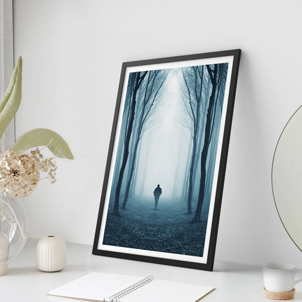 Poster în ramă neagră - Un bărbat într-o pădure învăluită în ceață, înconjurat de copaci - 50x70cm - Și totul este simplu și clar - Decorațiune modernă pentru perete pentru living și dormitor ARTTOR