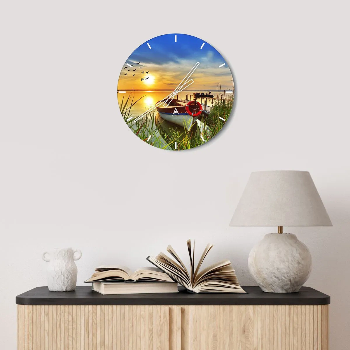 Ceas de perete - Ceas pe sticlă - O barcă la dig la apus, păsările zboară - 30x30cm - Cormoranii pleacă deja - Decorațiune modernă pentru perete pentru living, bucătărie și dormitor ARTTOR