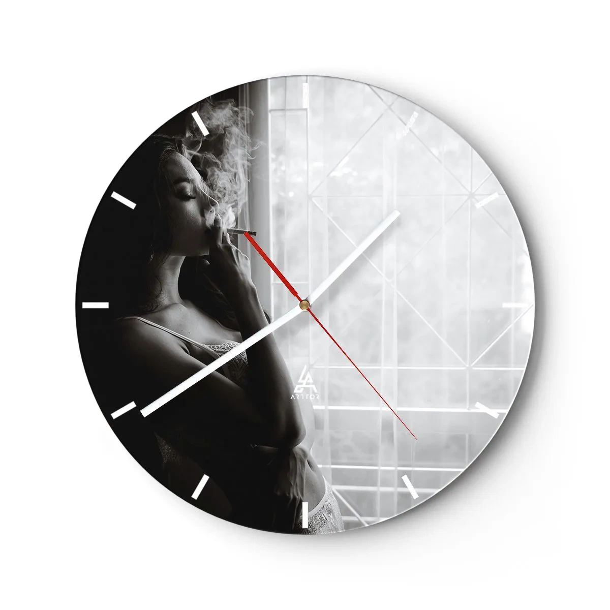 Ceas de perete - Ceas pe sticlă - O femeie fumând o țigară lângă fereastră, în alb și negru - 30x30cm - Un moment senzual - Decorațiune modernă pentru perete pentru living, bucătărie și dormitor ARTTOR