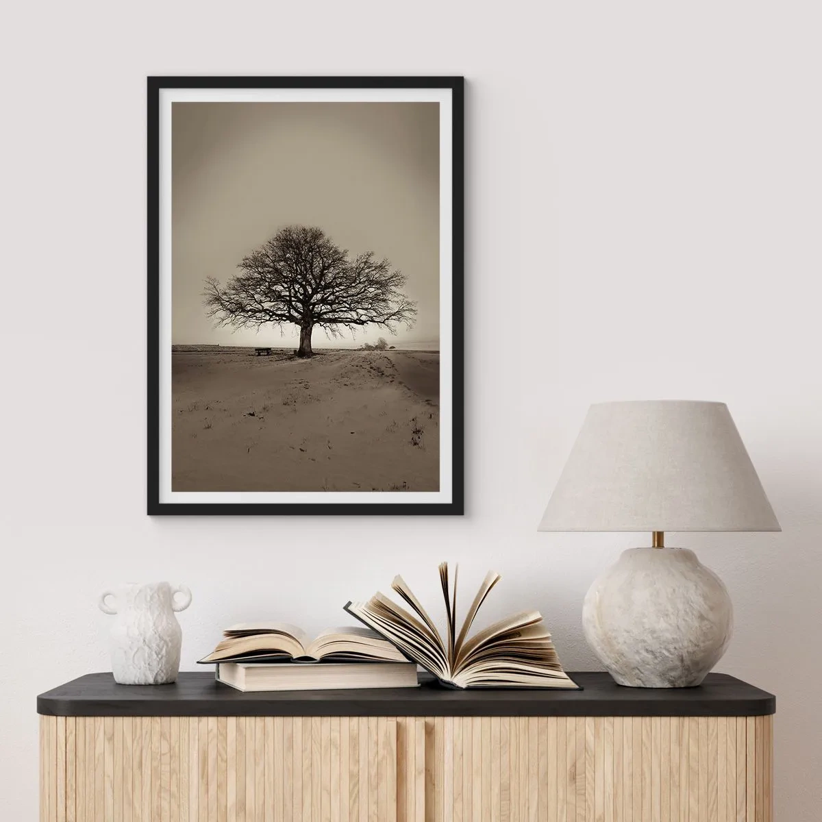 Poster în ramă neagră - Un copac singuratic într-un peisaj sepia gol - 50x70cm - De aici până în veșnicie - Decorațiune modernă pentru perete pentru living și dormitor ARTTOR