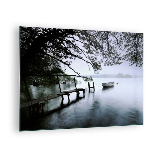 Tablou pe sticlă - Un debarcader din lemn peste un lac încețoșat, cu o barcă în fundal - 70x50cm - Te odihnești deja - Decorațiune modernă pentru perete pentru living și dormitor ARTTOR