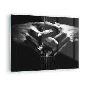 Tablou pe sticlă - Mâini împreunate sprijinite pe gâtul chitarei în alb și negru - 70x50cm - Rugăciunea artistului - Decorațiune modernă pentru perete pentru living și dormitor ARTTOR