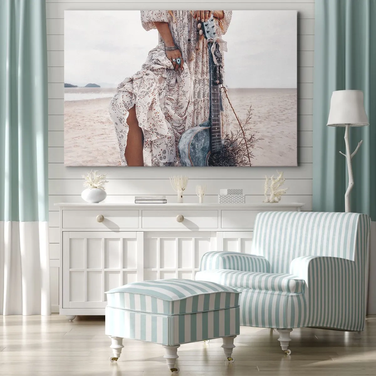 Tablou pe pânză Canvas - Femeie în stil boho cu chitară pe plajă - 70x50cm - Hippie pe drum - Decorațiune modernă pentru perete pentru living și dormitor ARTTOR