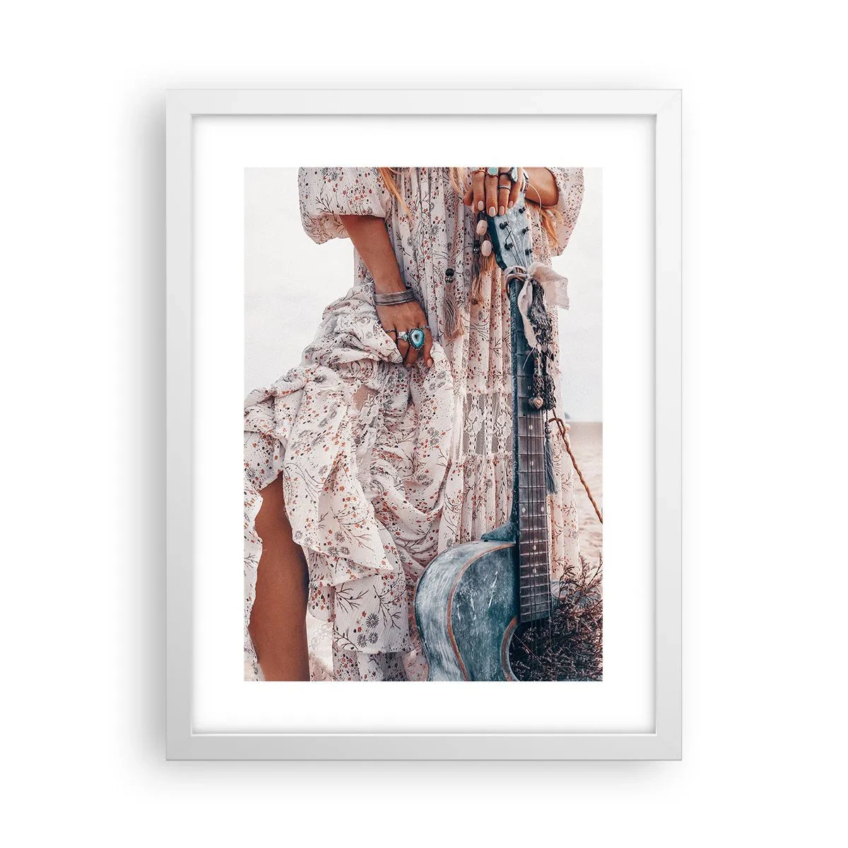 Poster în ramă albă - Hippie pe drum - 30x40 cm