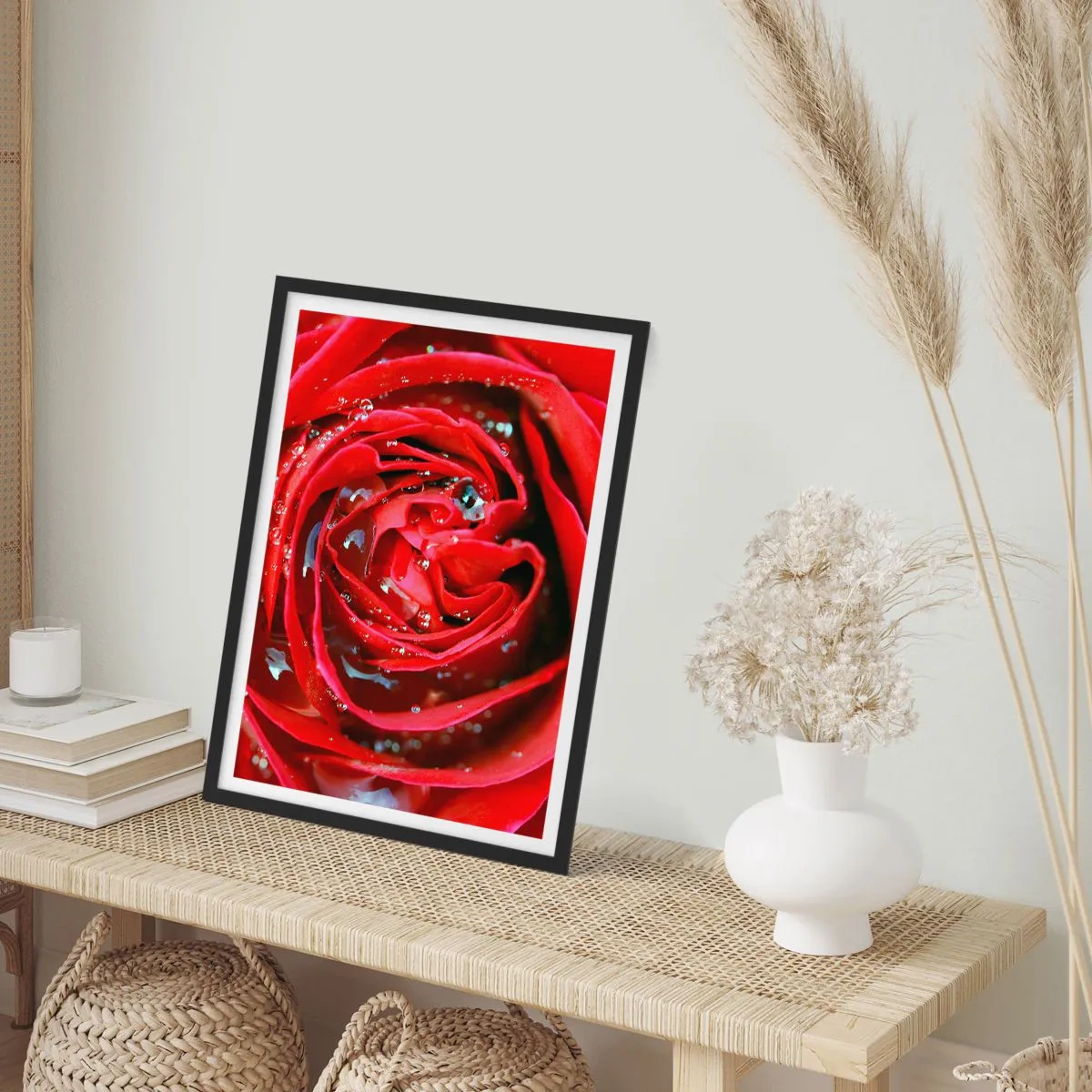 Poster în ramă neagră - Prim-plan al unui trandafir roșu cu picături de apă - 50x70cm - În picături de rouă - Decorațiune modernă pentru perete pentru living și dormitor ARTTOR