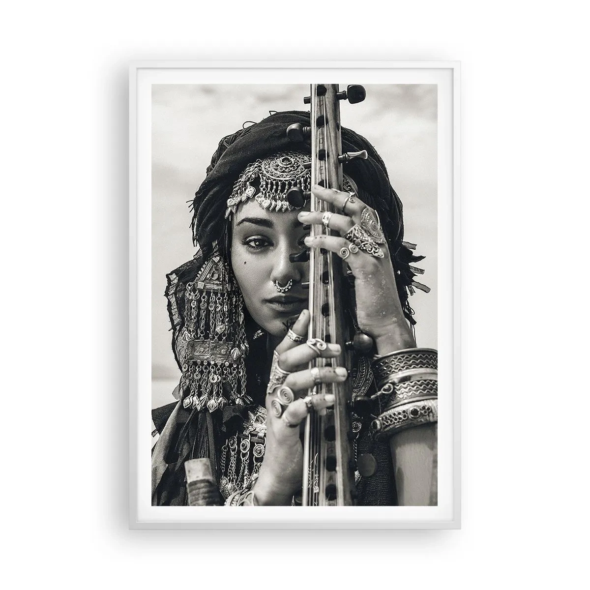 Poster în ramă albă - Muzica orientală în sine - 70x100 cm