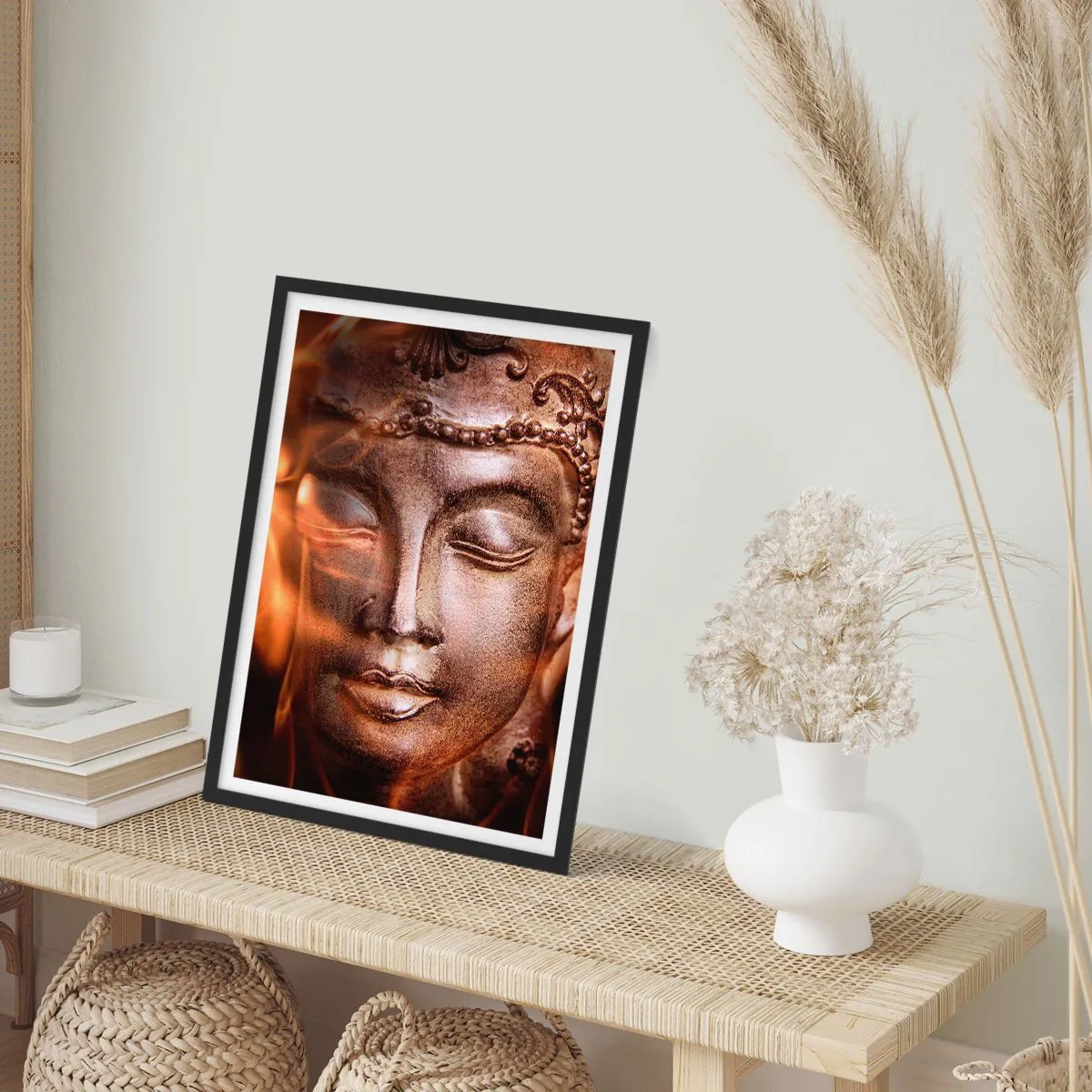 Poster în ramă neagră - Sculptura lui Buddha strălucind cu o lumină caldă - 50x70cm - Există doar aici și acum - Decorațiune modernă pentru perete pentru living și dormitor ARTTOR