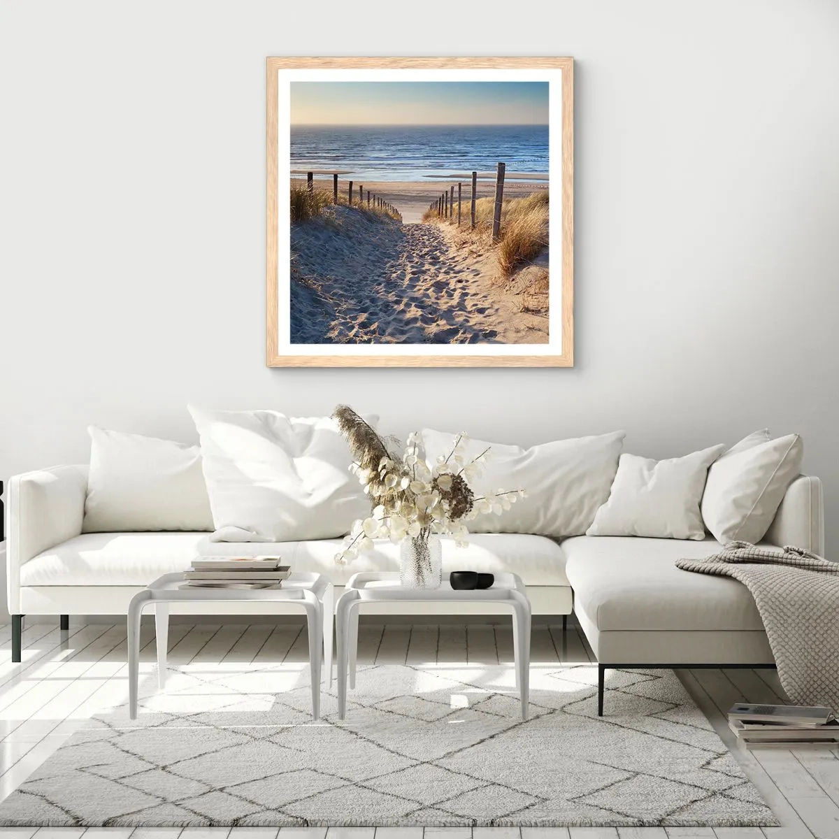 Poster în ramă de stejar deschis - Zumzet de mare, o plajă sălbatică printre ierburi... - 30x30 cm