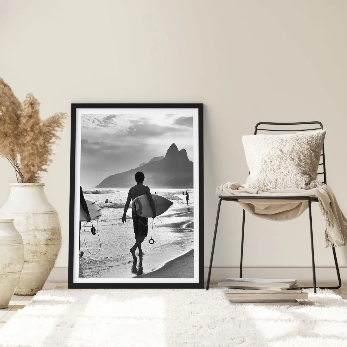 Poster în ramă neagră - Un surfer pe plajă într-o fotografie alb-negru - 50x70cm - Samba pentru un val - Decorațiune modernă pentru perete pentru living și dormitor ARTTOR