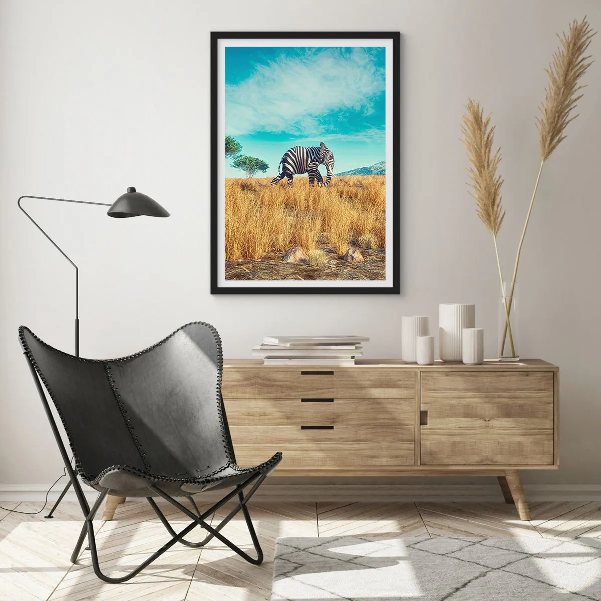 Poster în ramă neagră - O zebră cu corp de elefant pe fundalul savanei africane - 50x70cm - Griul nu mai este la modă - Decorațiune modernă pentru perete pentru living și dormitor ARTTOR