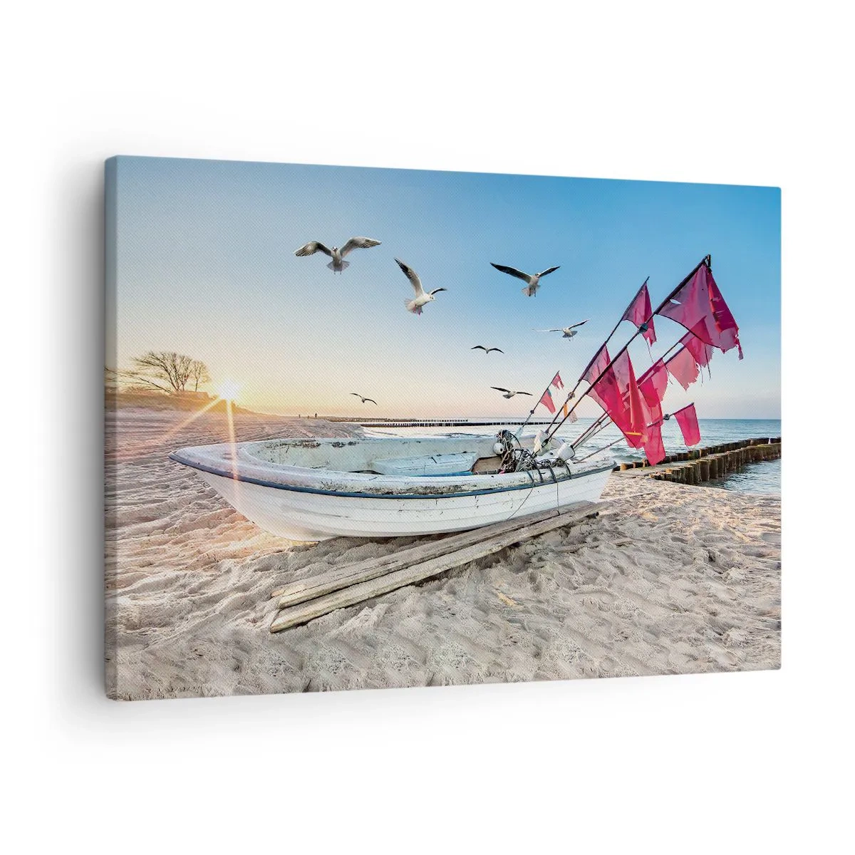 Tablou pe pânză Canvas - O barcă pe plajă în zori cu pescăruși și steaguri roșii - 70x50cm - O odihnă binemeritată - Decorațiune modernă pentru perete pentru living și dormitor ARTTOR