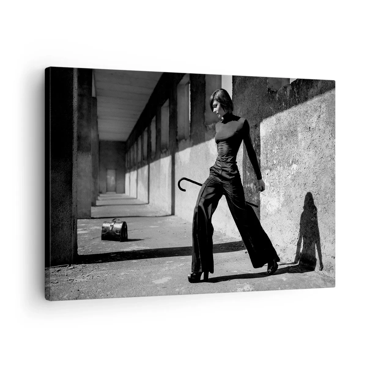 Tablou pe pânză Canvas - Femeie elegantă într-un cadru industrial - 70x50cm -  Eleganță urbană - Decorațiune modernă pentru perete pentru living și dormitor ARTTOR