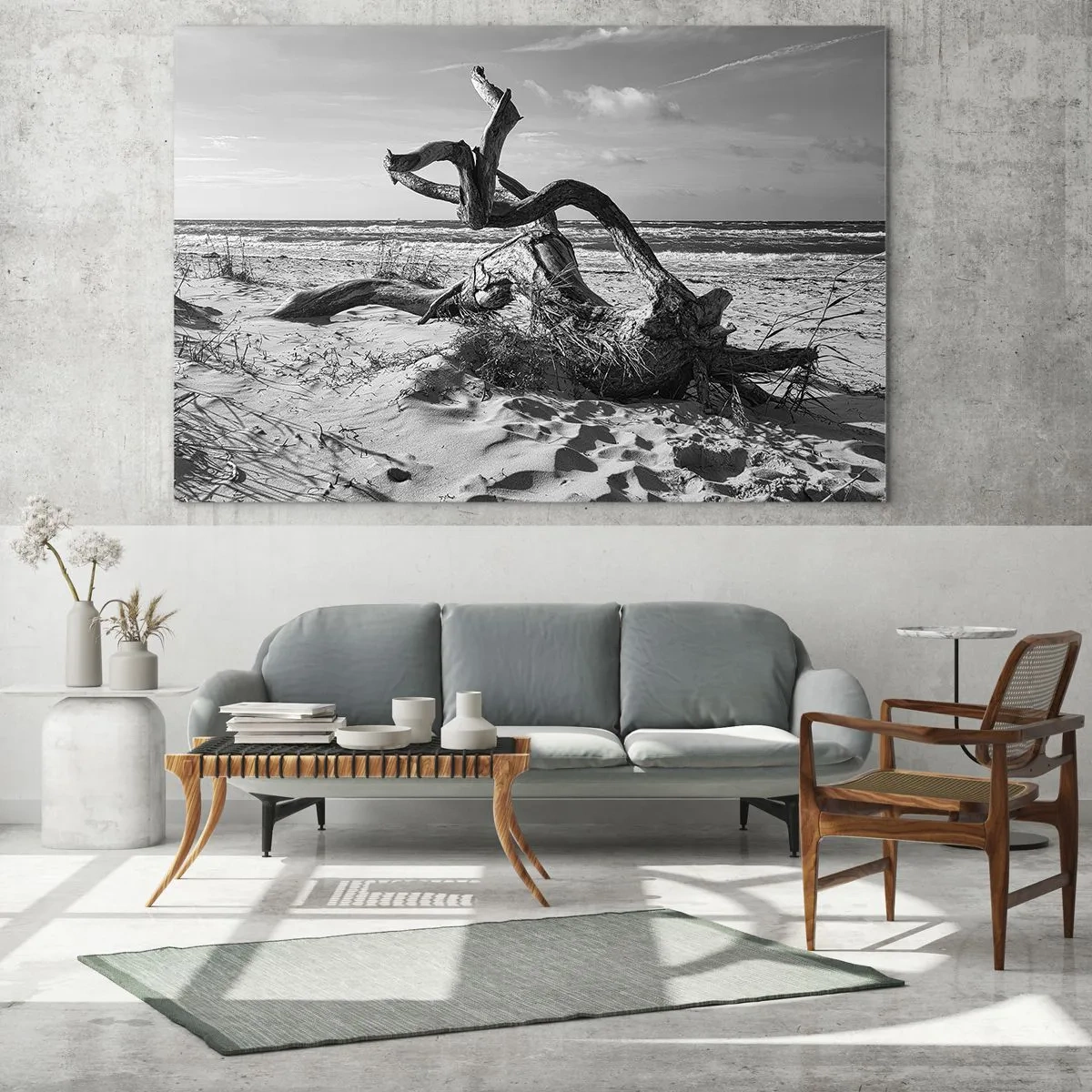 Tablou pe sticlă - Un peisaj alb-negru cu o creangă căzută pe o plajă de pe malul mării. - 70x50cm - Sculptură marină - Decorațiune modernă pentru perete pentru living și dormitor ARTTOR