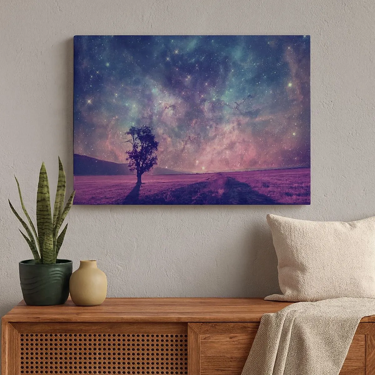 Tablou pe pânză Canvas - Un copac pe un cer înstelat în culori violet și albastru - 70x50cm - Sub un cer magic - Decorațiune modernă pentru perete pentru living și dormitor ARTTOR