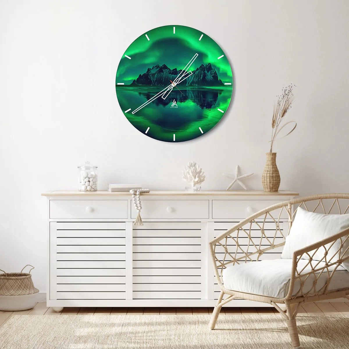 Ceas de perete - Ceas pe sticlă - Aurora boreală deasupra unui peisaj montan și reflexia sa în apă - 30x30cm - În brațele aurorei - Decorațiune modernă pentru perete pentru living, bucătărie și dormitor ARTTOR