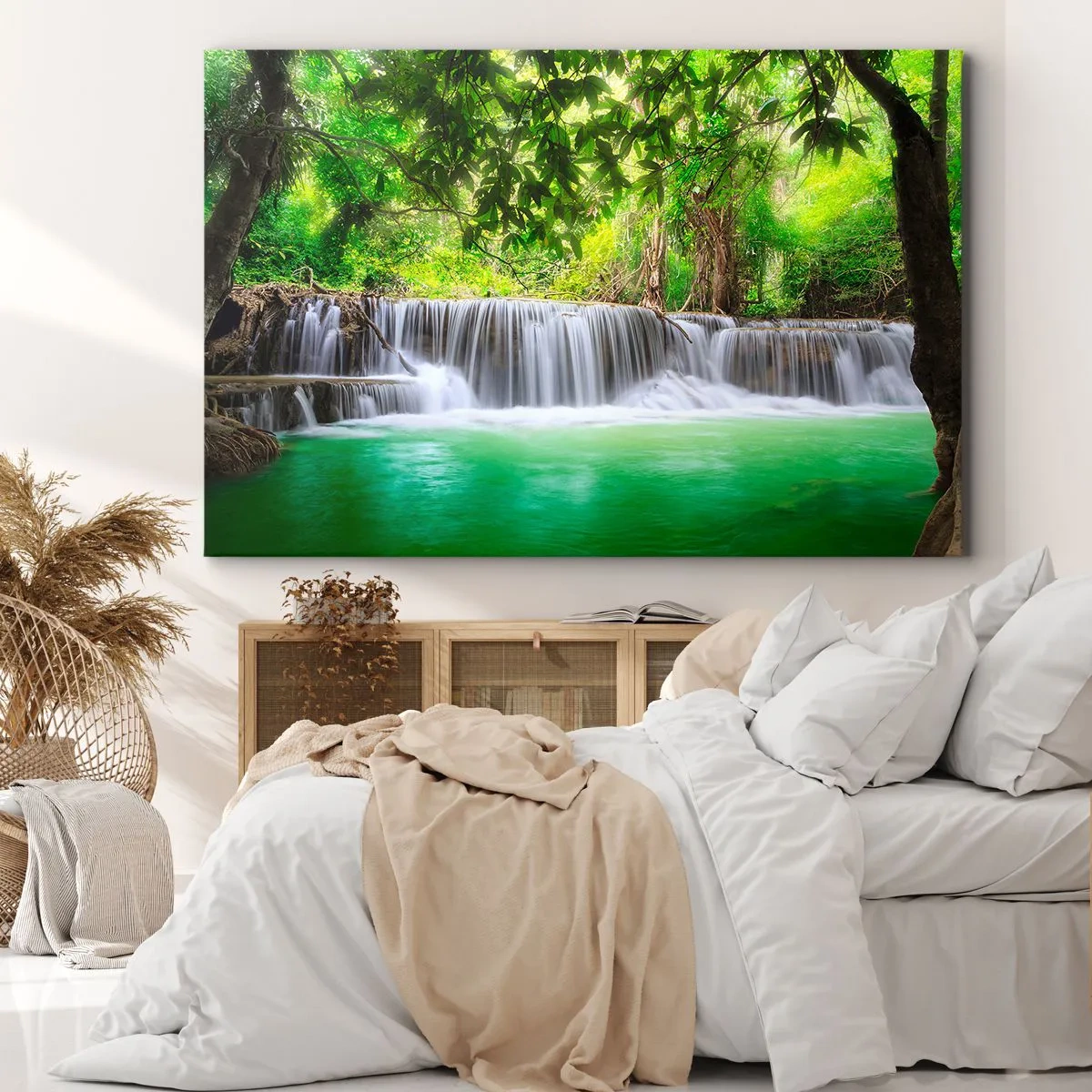 Tablou pe pânză Canvas - O cascadă verde înconjurată de vegetație tropicală densă - 70x50cm - Cascada verde - Decorațiune modernă pentru perete pentru living și dormitor ARTTOR