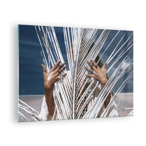 Tablou pe sticlă - Mâinile unei femei decorate cu inele în spatele unui palmier uscat - 70x50cm - Prietena șamanului? - Decorațiune modernă pentru perete pentru living și dormitor ARTTOR