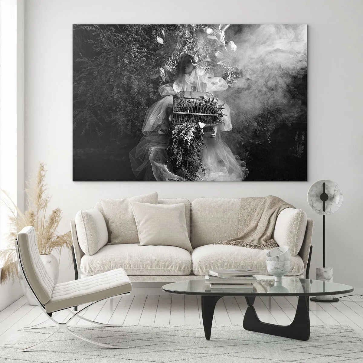 Tablou pe sticlă - Femeie într-o rochie din tul cu model de cușcă și o coroană din plante în alb și negru - 70x50cm - Mama însăși - Natura - Decorațiune modernă pentru perete pentru living și dormitor ARTTOR