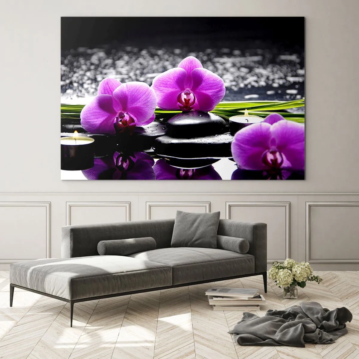 Tablou pe sticlă - Orhidee violete cu pietre și lumânări pe un fundal de apă - 70x50cm - Să te scufunzi în pace și liniște - Decorațiune modernă pentru perete pentru living și dormitor ARTTOR