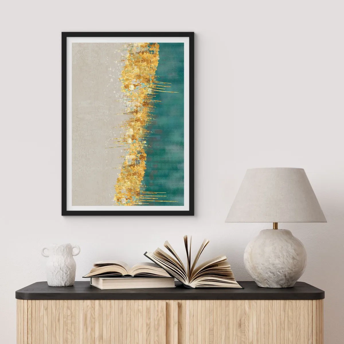 Poster în ramă neagră - O compoziție abstractă de auriu, bej și verde - 50x70cm - Frontiera de aur - Decorațiune modernă pentru perete pentru living și dormitor ARTTOR