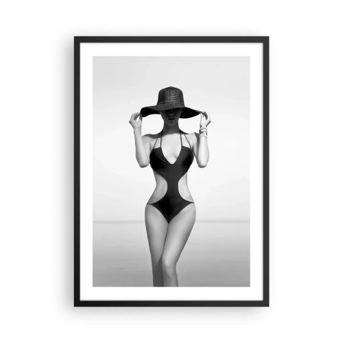 Poster în ramă neagră - Fotografie alb-negru a unei femei cu pălărie și costum de baie - 50x70cm - Numele meu este: Eleganța - Decorațiune modernă pentru perete pentru living și dormitor ARTTOR
