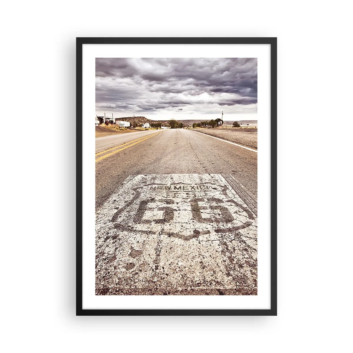 Poster în ramă neagră - Un drum cu simbolul Rutei 66 care trece printr-un peisaj deșertic - 50x70cm - Mother Road - o legendă americană - Decorațiune modernă pentru perete pentru living și dormitor ARTTOR