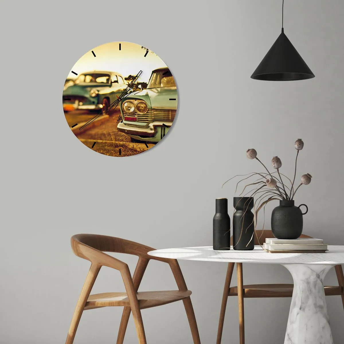 Ceas de perete - Ceas pe sticlă - Două mașini retro clasice pe fundalul unui apus de soare - 30x30cm - Vom aștepta și vom vedea - Decorațiune modernă pentru perete pentru living, bucătărie și dormitor ARTTOR