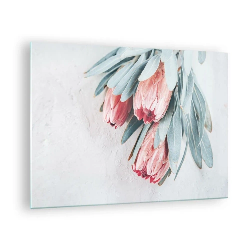 Tablou pe sticlă - Trei flori pastelate de protea cu frunze pe un fundal deschis - 70x50cm - Rușinate de propria lor frumusețe - Decorațiune modernă pentru perete pentru living și dormitor ARTTOR