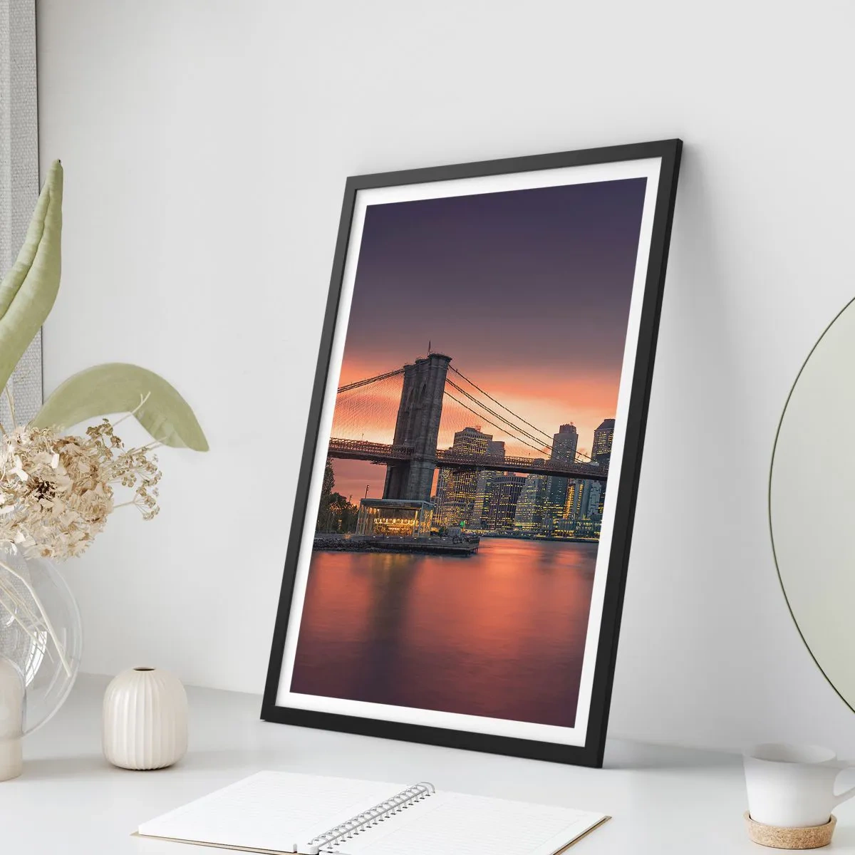 Poster în ramă neagră - Podul Brooklyn noaptea, cu orașul iluminat în fundal - 50x70cm - Scufundate în tăcerea liliachie - Decorațiune modernă pentru perete pentru living și dormitor ARTTOR