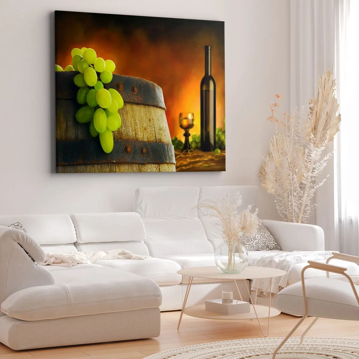 Tablou pe pânză Canvas - Struguri pe un butoi de vin cu o schemă de culori calde în fundal - 70x50cm - Natură moartă cu o sticlă de vin și un ciorchine de struguri - Decorațiune modernă pentru perete pentru living și dormitor ARTTOR