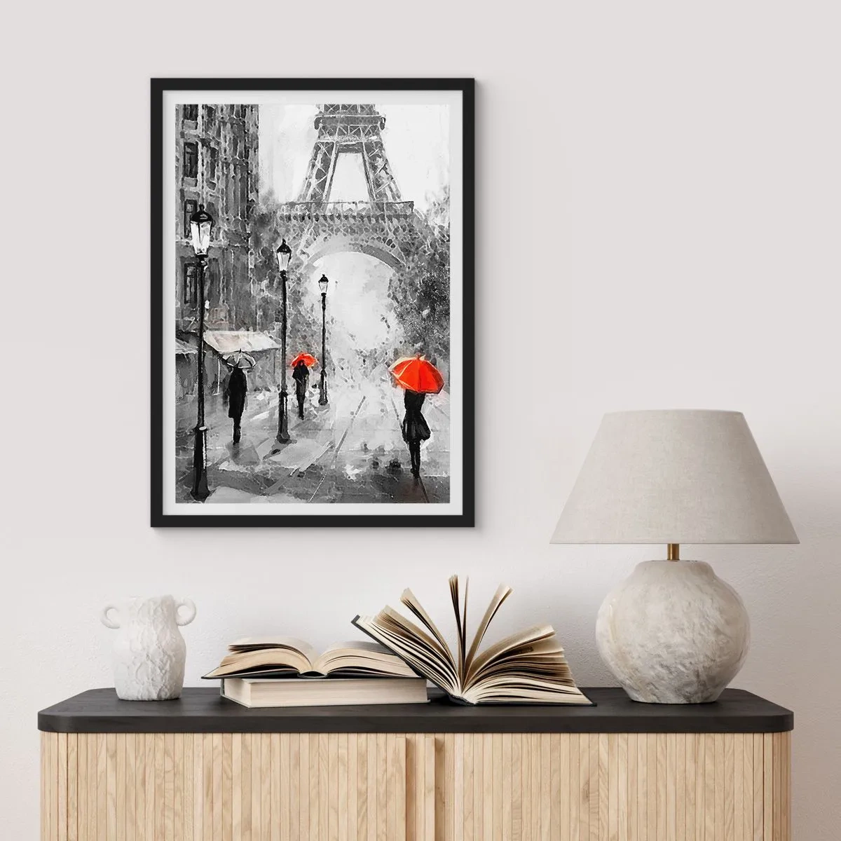Poster în ramă neagră - Turnul Eiffel alb-negru cu umbrele roșii în ploaie - 50x70cm - Toate drumurile duc la el - Decorațiune modernă pentru perete pentru living și dormitor ARTTOR