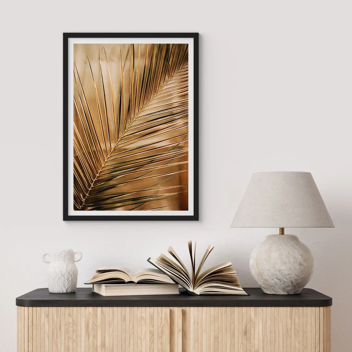 Poster în ramă neagră - Frunză de palmier aurie pe un fundal elegant - 50x70cm - Colonadă naturală - Decorațiune modernă pentru perete pentru living și dormitor ARTTOR