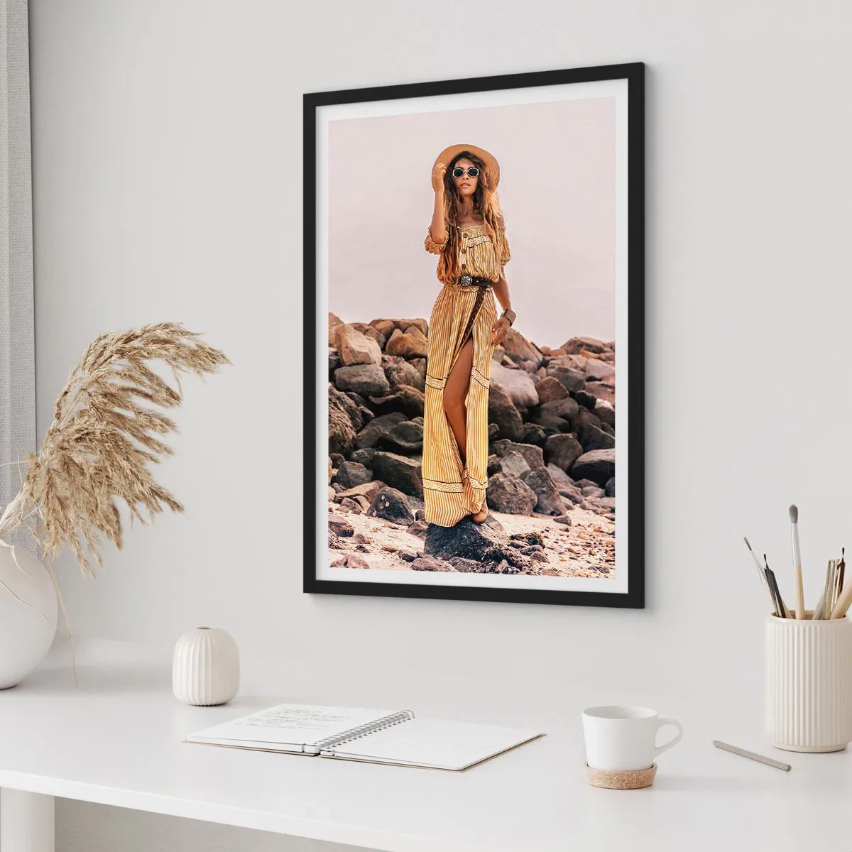 Poster în ramă neagră - Femeie elegantă într-o rochie boho pe un fundal stâncos - 50x70cm - Magia pietrelor - Decorațiune modernă pentru perete pentru living și dormitor ARTTOR