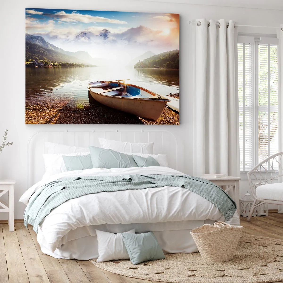 Tablou pe pânză Canvas - O barcă pe malul unui lac cu vedere la munți dimineața - 70x50cm - Peste apa mare și limpede - Decorațiune modernă pentru perete pentru living și dormitor ARTTOR