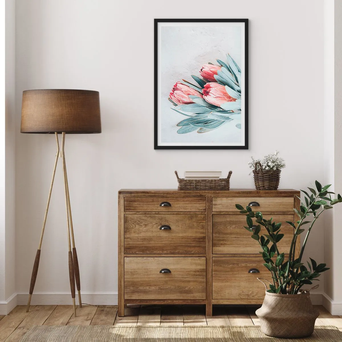 Poster în ramă neagră - O compoziție subtilă de flori de protea pe un fundal deschis - 50x70cm - Rușinate de propria lor frumusețe - Decorațiune modernă pentru perete pentru living și dormitor ARTTOR