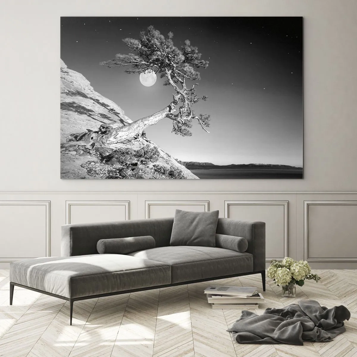 Tablou pe sticlă - Un copac aplecat pe o coastă de deal, cu luna în fundal - 70x50cm - Războinicul victorios - Decorațiune modernă pentru perete pentru living și dormitor ARTTOR