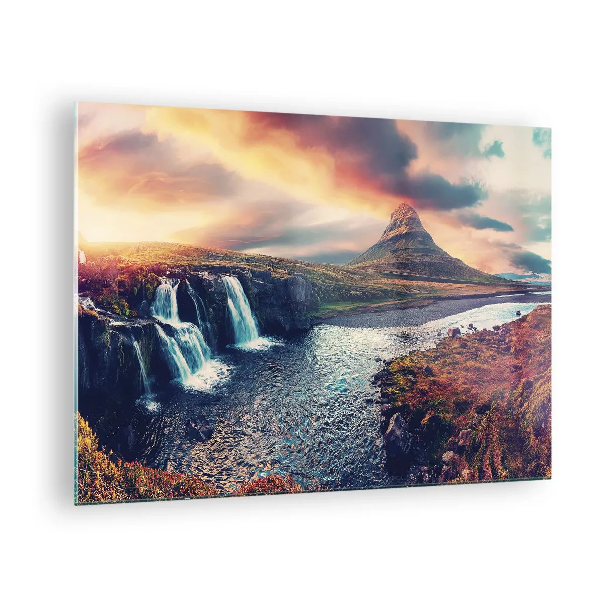 Tablou pe sticlă - Cascadă și munte la apus în peisajul islandez - 70x50cm - În măreția naturii - Decorațiune modernă pentru perete pentru living și dormitor ARTTOR