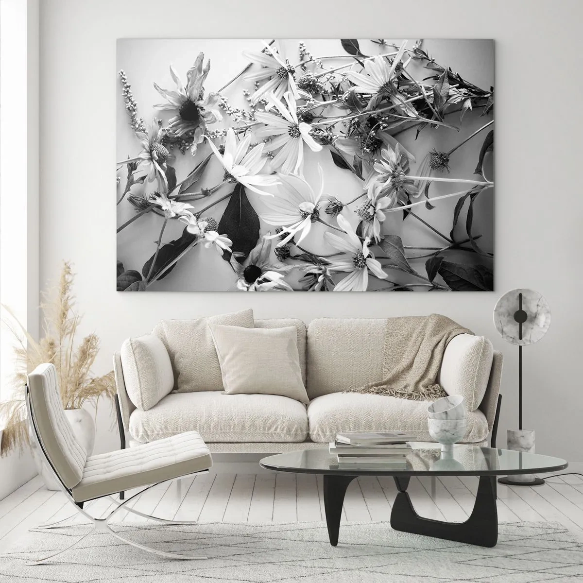 Tablou pe sticlă - Flori albe și negre împrăștiate într-un aranjament artistic - 70x50cm - Un altfel de buchet - Decorațiune modernă pentru perete pentru living și dormitor ARTTOR